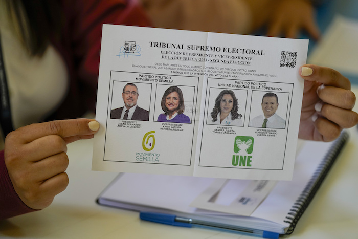 Una funcionaria electoral muestra la boleta con los candidatos para la segunda vuelta de las elecciones presidenciales en Ciudad de Guatemala, el domingo 20 de agosto de 2023.