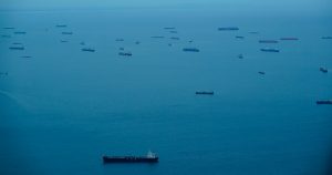Buques de carga esperan en la Bahía de Panamá para su tránsito por el Canal de Panamá en la Ciudad de Panamá, el sábado 23 de septiembre de 2023. (Foto AP/Arnulfo Franco)