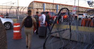 Los sobrevivientes cruzan a Estados Unidos por la frontera de Ciudad Juárez, Chihuahua y El Paso, Texas. Foto: Alicia Fernández, La Verdad Juárez.