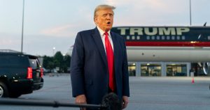 El expresidente Donald Trump en el Aeropuerto Internacional Hartsfield-Jackson de Atlanta el 24 de agosto de 2023. (Foto AP /Alex Brandon)