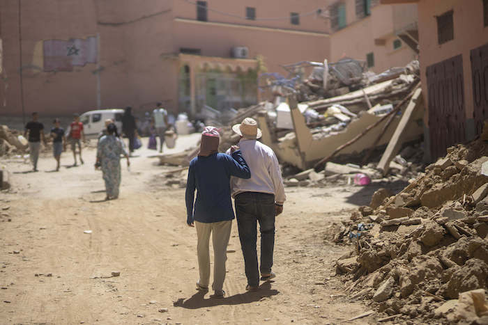 Dos personas caminan el domingo 10 de septiembre de 2023 entre los escombros que dejó el reciente terremoto en la ciudad de Amizmiz, cerca de Marrakech, Marruecos.