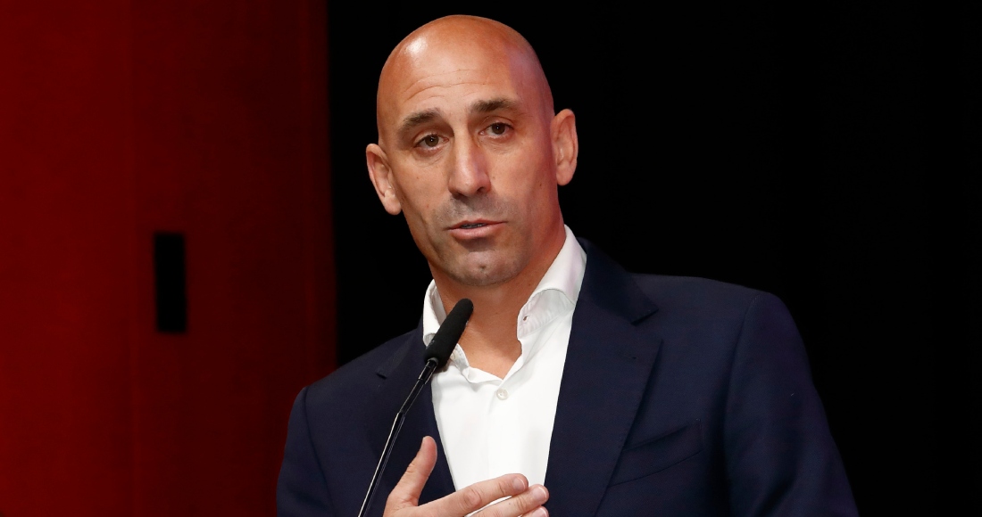 El presidente de la Federación Española de Futbol, Luis Rubiales, interviene en una asamblea general extraordinaria de la institución, en Las Rozas, Madrid, el 25 de agosto de 2023.