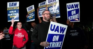 Trabajadores en huelga afiliados al sindicato United Auto Workers protestan frente a la Planta de Ensamblaje de Ford en Michigan el viernes 15 de septiembre de 2023, poco después de la medianoche, en Wayne, Michigan. Foto: Paul Sancya, AP. 