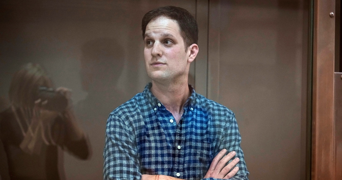 En esta imagen de archivo, el reportero del Wall Street Journal Evan Gershkovich, en una zona acristalada en un Tribunal de la ciudad de Moscú, en Moscú, Rusia, el 18 de abril de 2023. Foto: Alexander Zemlianichenko, AP