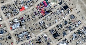 En esta imagen satelital proporcionada por Maxar Technologies se ofrece una toma aérea del festival Burning Man en Black Rock, Nevada, el domingo 27 de agosto de 2023. (©2023 Maxar Technologies vía AP)
