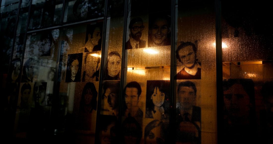 Fotografías de desaparecidos durante la dictadura de Argentina (1976-1983) colgadas en la ventana de la antigua Escuela de Mecánica de la Armada argentina, ahora el museo de Derechos Humanos, en Buenos Aires, Argentina, el jueves 17 de agosto de 2023.