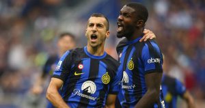 Marcus Thuram del Inter de Milán celebra con su compañero Henrikh Mkhitaryan tras anotar el segund gol de su equipo en el derbi ante el AC Milan en San Siro el sábado 16 de septiembre del 2023. (Spada//LaPresse via AP)