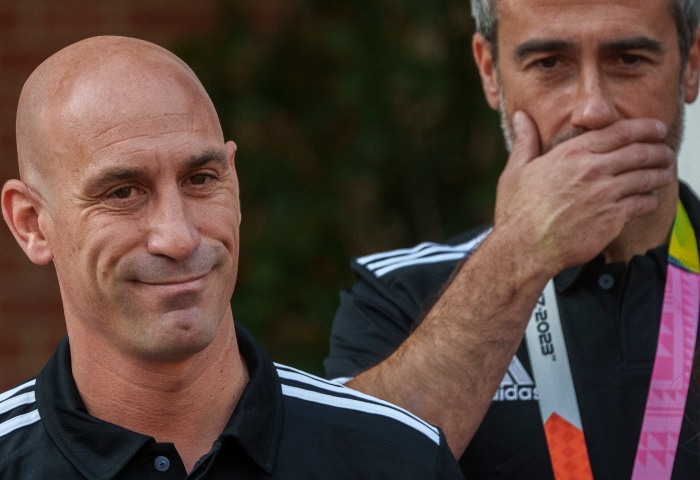 El presidente de la federación española de futbol, Luis Rubiales (izquierda) posa junto al técnico Jorge Vilda durante el acto con las jugadoras de la selección de España que conquistó el Mundial femenino, en el Palacio de La Moncloa, el martes 22 de agosto de 2023, en Madrid. Foto: Manu Fernández, AP