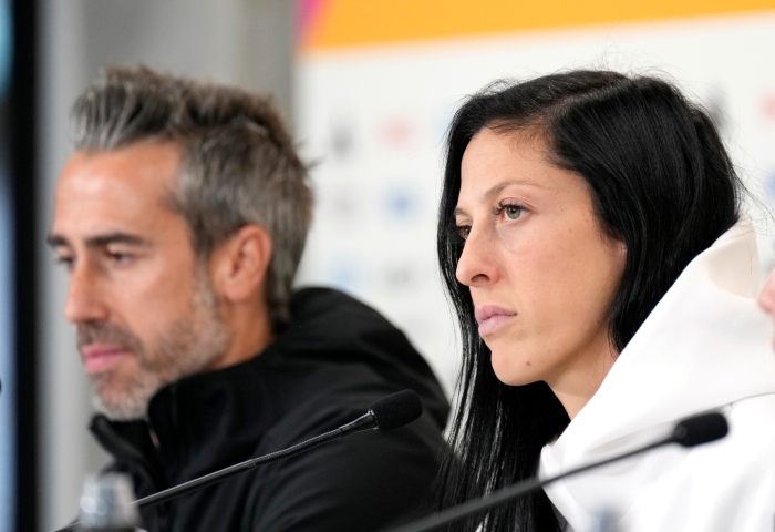 La delantera española Jenni Hermoso (derecha) y el técnico Jorge Vilda durante una rueda de prensa en el Mundial femenino, el lunes 14 de agosto de 2023. Foto: Alessandra Tarantino, AP