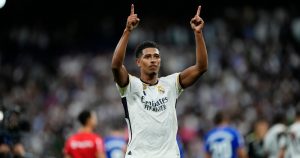Jude Bellingham celebra tras anotar el segundo gol del Real Madrid en la victoria 2-1 ante Getafe por la Liga de España, el sábado 2 de septiembre de 2023, en el estadio Santiago Bernabéu, en Madrid. (AP Foto/José Bretón)