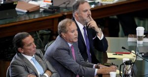 El Fiscal texano destituido, Ken Paxton (centro), junto a sus abogados. Foto: Eric Gay, AP