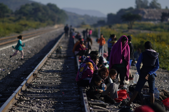 Migrantes caminan a lo largo de las vías del tren con la esperanza de subirse a un tren de mercancías con ruta al norte en Huehuetoca, México, el miércoles 20 de septiembre de 2023.