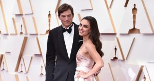 Ashton Kutcher, izquierda, y Mila Kunis llegan a la entrega de los premios Oscar, el domingo 27 de marzo de 2022, en el Dolby Theatre de Los Ángeles. Foto: Jordan Strauss/Invision/AP, archivo