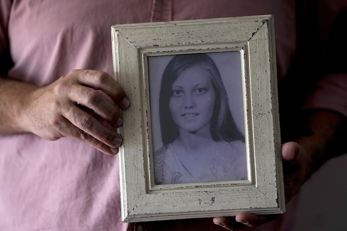 Pedro Sandoval, que fue un bebé robado durante la dictadura Argentina (1976-1983) y creció con una identidad distinta, enseña una fotografía de su madre biológica Liliana Fontana en Buenos Aires, Argentina, el lunes 7 de agosto de 2023.