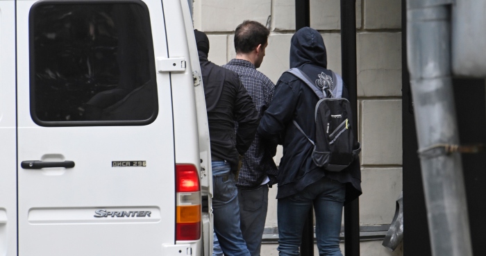 El periodista del Wall Street Journal, Evan Gershkovich, es escoltado al Tribunal de Lefortovsky, en Moscú, el jueves 24 de agosto de 2023. Foto: Dmitry Serebryakov, AP