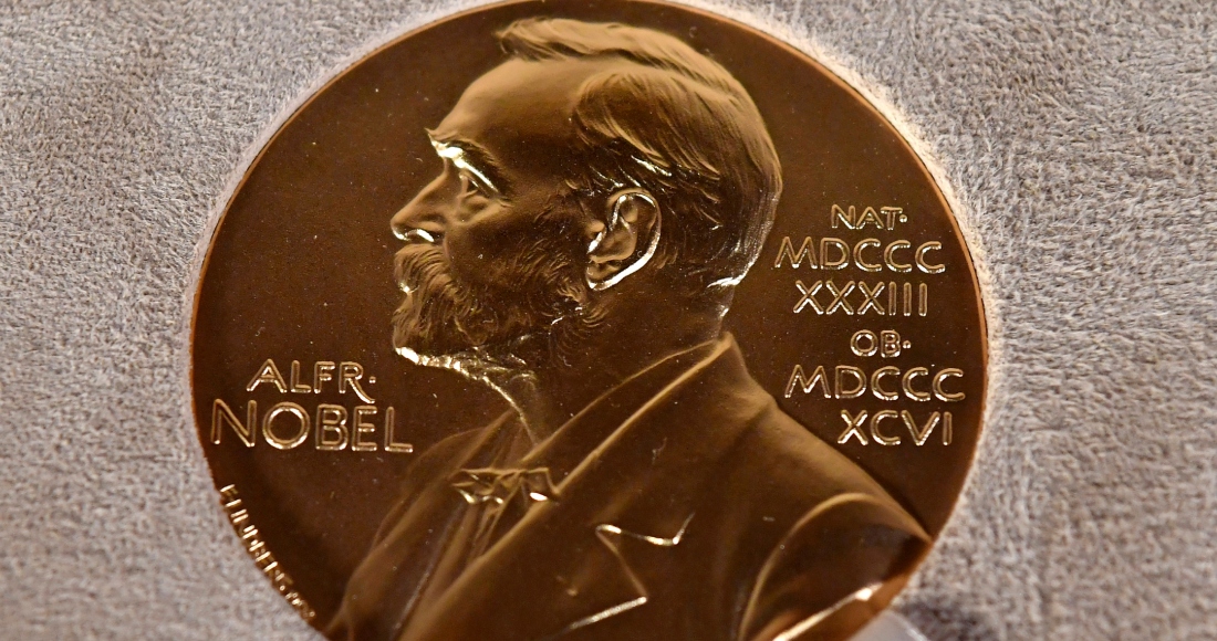En esta imagen de archivo, tomada el 8 de diciembre de 2020, se muestra una medalla del Nobel durante un acto en Nueva York. Foto: Angela Weiss/Pool Foto vía AP, archivo