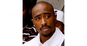 El rapero Tupac Shakur en un evento de registro de votantes en Los Angeles, el 15 de agosto de 1996. Uno de los últimos testigos vivos del asesinato de Tupac Shakur ocurrido en 1996 fue acusado de homicidio el 29 de septiembre de 2023. (Foto AP/Frank Wiese, archivo)