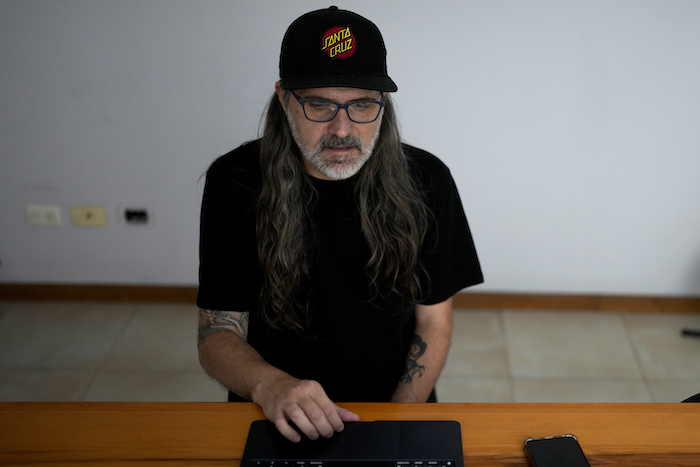 Santiago Barros ante su computadora en Buenos Aires, Argentina, el jueves 2 de agosto de 2023.