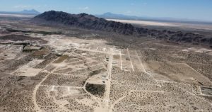 Lotificación del territorio para su venta frente a la Sierra de Samalayuca. Foto: Cortesía de La Verdad Juárez.