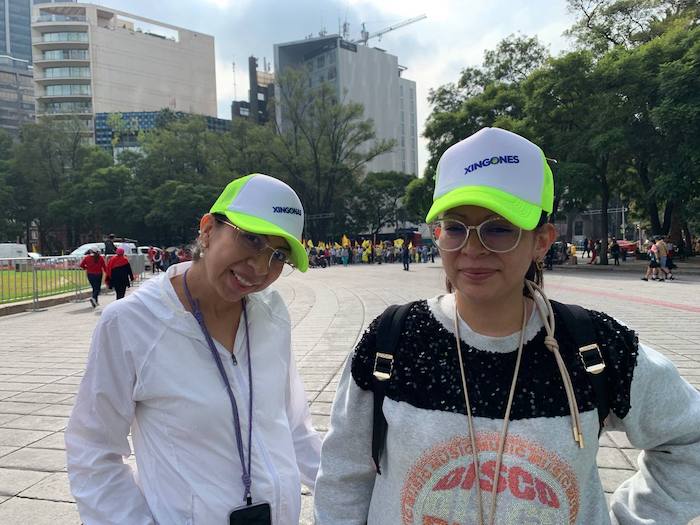 Frente a un templete con pantallas LED gigantes, personas levantaron mantas con la imagen de Xóchitl Gálvez y portaron prendas con el lema “Xingones” y “Xóchitl Va”.