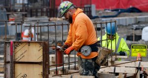  Vista de un trabajador de la construcción, 17 de marzo de 2023, en Boston. Los empleadores en Estados Unidos crearon 187.000 puestos de trabajo en agosto, señal de la fuerza del mercado laboral a pesar de las elevadas tasas de interés impuestas por la Reserva Federal, se informó el viernes 1 de setiembre de 2023. (AP Foto/Michael Dwyer, File)