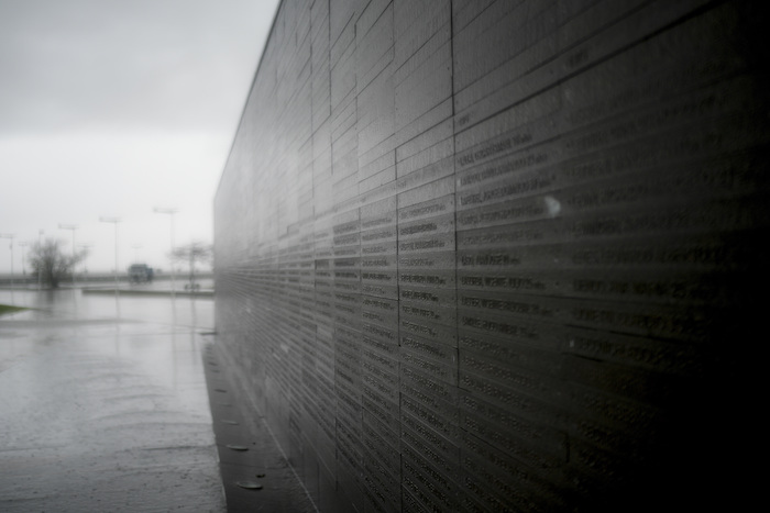 Un muro en el Parque de la Memoria con los nombres de los desaparecidos durante la dictadura de Argentina (1976-1983) en Buenos Aires, Argentina, el jueves 17 de agosto de 2023.