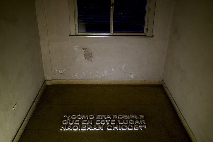 Una frase inscrita en el suelo cuestiona las condiciones de una habitación donde había nacimientos en la antigua Escuela de Mecánica de la Armada argentina, ahora un museo de Derechos Humanos, en Buenos Aires, Argentina, el jueves 17 de agosto de 2023.