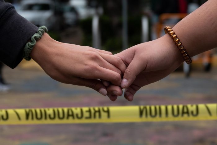 De acuerdo con los colectivos que apoyan a las estudiantes, el acusado tenía más de 20 mil fotografías de las víctimas en su tableta, mismas que fueron distribuidas para su venta en grupos privados de Telegram. La Asamblea Colectiva Justicia Digital del IPN denunció a través de la red social Instagram que eran ocho mujeres afectadas las que denunciaron -entre el 6 y 7 de octubre- los hechos ante la Fiscalía capitalina. El primer día, se puso al acusado a disposición del Ministerio Público y desde entonces se encuentra detenido, aunque será hasta el próximo lunes que las autoridades decidan vincularlo a proceso o dejarlo en libertad. Por medio de un pliego petitorio dirigido a las autoridades capitalinas y educativas, las compañeras del Politécnico relataron que el presunto agresor y también estudiante de Mercadotecnia Digital, fue descubierto en flagrancia cometiendo el delito contra la intimidad sexual. Diego “N” tenía en sus manos una tableta que “contenía la compilación, manipulación, venta y disfusiín de fotografías íntimas reales y manipuladas con inteligencia artificial” de, por lo menos, mil mujeres.