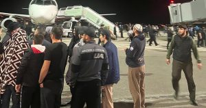 Cientos de personas irrumpieron en el principal aeropuerto de la región rusa de Daguestán y en la pista de aterrizaje, coreando lemas antisemitas y buscando a los pasajeros llegados en un vuelo desde Tel Aviv. Foto: AP
