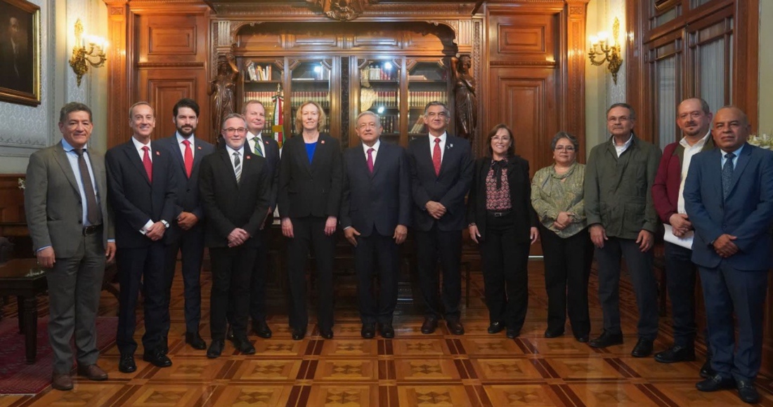 El Presidente Andrés Manuel López Obrador y Américo Villarreal Anaya, Gobernador de Tamaulipas, anunciaron desde anoche que la empresa australiana Woodside Energy presentó un proyecto con una inversión histórica de 11 mil 679 millones de dólares para explotar el campo petrolero Cinturón Plegado Perdido Trion, ubicado en la costa del estado.