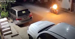 Hombres armados con un rifle AR-15 dispararon desde una motocicleta en movimiento contra la casa de la presidenta municipal de Benito Juárez, la morenista Glafira Meraza Prudente.