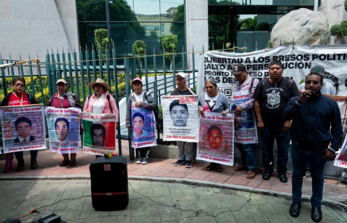 Las organizaciones humanitarias que apoyan a los familiares de los 43 estudiantes desaparecidos condenaron el respaldo que el Presidente dio al ejército en el caso.