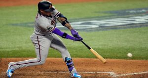 El dominicano Ketel Marte, de los Diamondbacks de Arizona, batea un sencillo de dos carreras ante los Rangers de Texas, el sábado 28 de octubre de 2023, en Arlington (AP Foto/Julio Cortez)