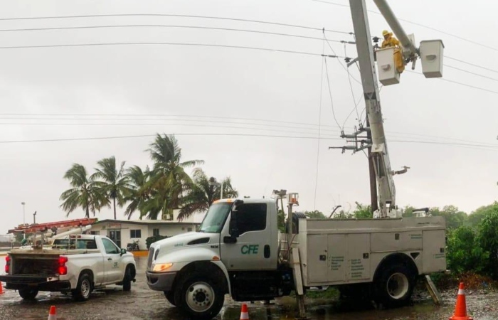 La Comisión Federal de Electricidad informó ayer que logró restablecer el suministro eléctrico al 83 por ciento de las y los usuarios afectados por el primer impacto del huracán "Norma", en Baja California Sur, y en un 6 por ciento a la población afectada por el segundo impacto del fenómeno, en el estado de Sinaloa.