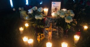 El 15 de octubre, la fecha en que Cosme habría cumplido 29 años, Marcela Balderas Rodríguez organizó una ceremonia en el Árbol de la Esperanza de Torreón para despedirse de su hijo y “dejarlo descansar”. Foto: Francisco Rodríguez para A dónde van los desaparecidos.