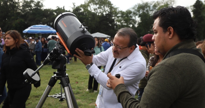 Capitalinos acuden a las islas de Ciudad Universitaria donde se realizan actividades para la observación del eclipse anular de sol. Fenómeno cósmico en el que la Luna proyecta una sombra sobre el planeta tierra. Foto: Edgar Negrete Lira, Cuartoscuro