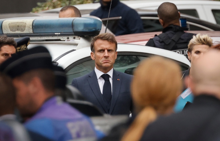 El Presidente francés Emmanuel Macron llega a la escuela secundaria Gambetta, en Arras, en el norte de Francia, donde un profesor fue apuñalado el viernes 13 de octubre de 2023.