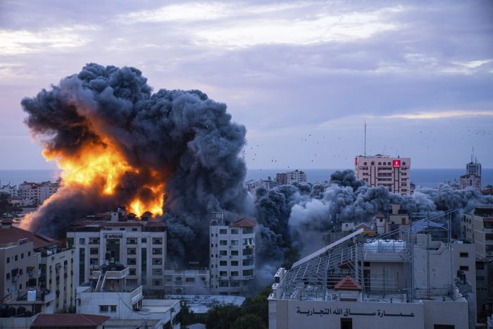 Fuego y humo se elevan tras un ataque aéreo israelí en la ciudad de Gaza, el sábado el 7 de octubre de 2023.