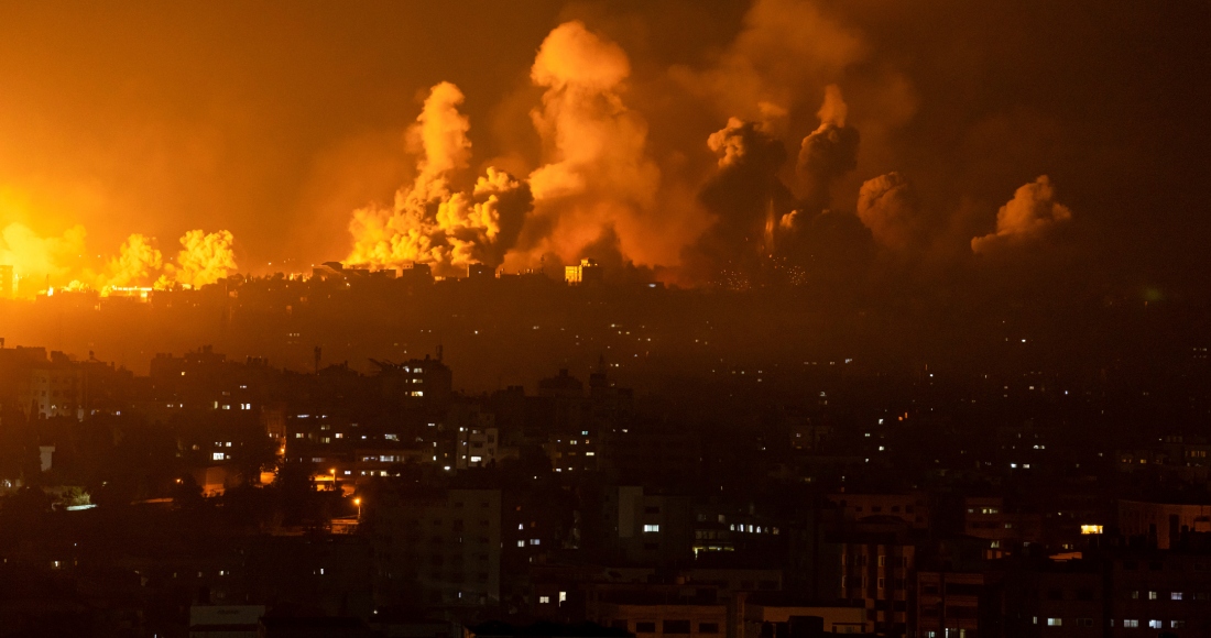 Fuego y humo se elevan tras un ataque aéreo israelí, el domingo 8 de octubre de 2023, en la Ciudad de Gaza.