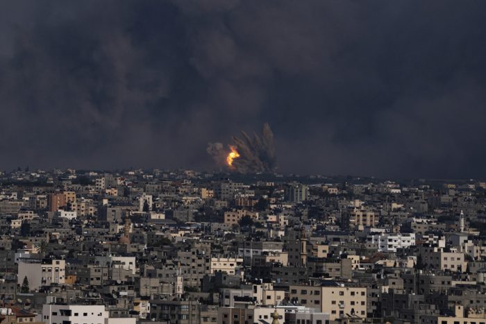 Humo y fuego se observan luego de un ataque aéreo israelí en la ciudad de Gaza, el domingo 8 de octubre de 2023.