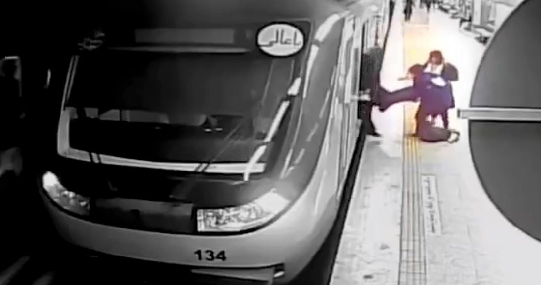En esta imagen de archivo tomada de un video de una cámara de vigilancia y emitida en la televisión estatal iraní, mujeres sacan el cuerpo de Armita Geravand de un vagón del metro de Teherán, en Teherán, Irán, el 1 de octubre de 2023. (AP Foto/Televisión estatal de Irán, archivo)