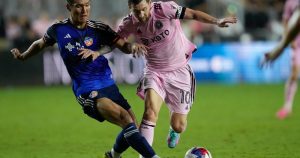 Lionel Messi, del Inter Miami, busca avanzar frente a Yaya Kubo, de Cincinnati, en un encuentro de la MLS disputado el sábado 7 de octubre de 2023 en Fort Lauderdale, Florida (AP Foto/Rebecca Blackwell)