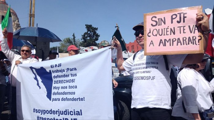 Vestidos de blanco y con consignas como “#TodosSomosPJF”, “#YoDefiendoAlPoderJudicial” y “#FuerzaRosa”, los integrantes de estas organizaciones se dieron cita en el Monumento a la Revolución en solidaridad con los trabajadores del Poder Judicial.