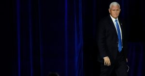 El exvicepresidente Mike Pence llega para hablar en una reunión anual de liderazgo el sábado 28 de octubre de 2023, en Las Vegas. (AP Foto/John Locher)