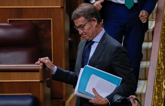 El dirigente del Partido Popular español, Alberto Núñez Feijóo, vota en sesión de investidura en el Congreso de los Diputados, 27 de septiembre de 2023. Feijóo fracasó en sus dos intentos de formar Gobierno -el segundo fue el viernes 29 de septiembre de 2023-, y ahora le toca el turno al Presidente interino del Gobierno, Pedro Sánchez.