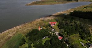 Las riberas de la presa Villa Victoria yacen expuestas debido al bajo nivel del agua. Foto: Marco Ugarte, AP.