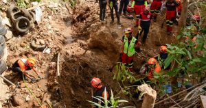 La brigada de Rescate Internacional Topos México realizó trabajos de búsqueda y rescate de los cuerpos de una familia que quedo sepultada durante el huracán "Otis". Foto: Carlos Alberto, Cuartoscuro