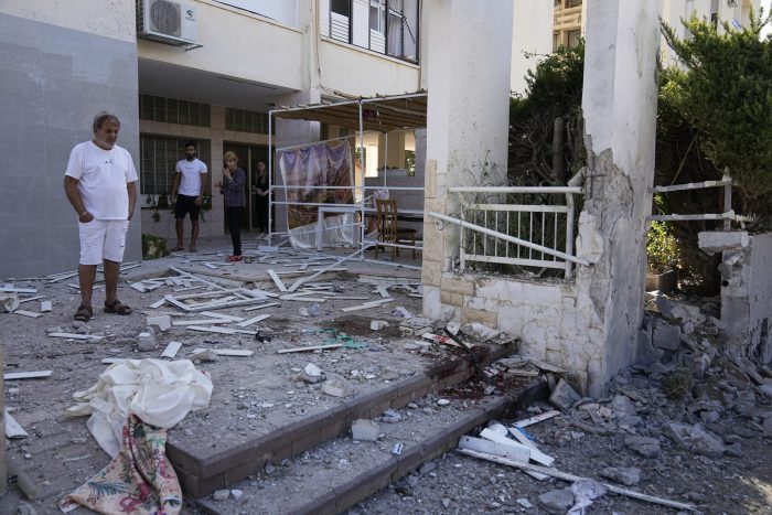 Residentes comprueban los daños causados por un ataque con proyectiles lanzados desde la Franja de Gaza, en Ashkelon, Israel, el 7 de octubre de 2023.