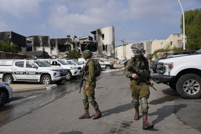 Soldados israelíes cerca de una comisaría que fue tomada por milicianos de Hamás el sábado en Sederot, Israel, el domingo 8 de octubre de 2023.