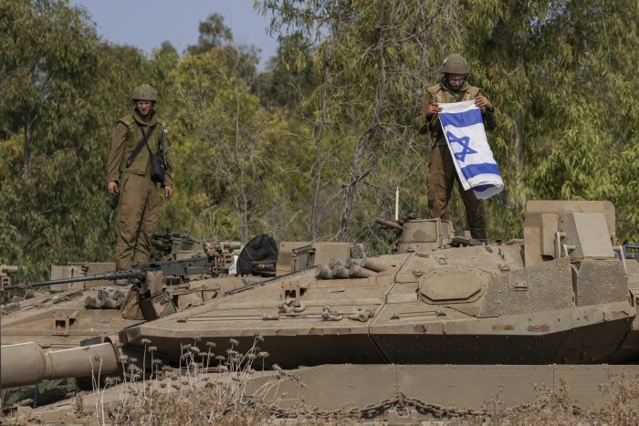 Soldados israelíes trabajan en un tanque cerca de la frontera entre Israel y la Franja de Gaza, en el sur de Israel, el lunes 9 de octubre de 2023.